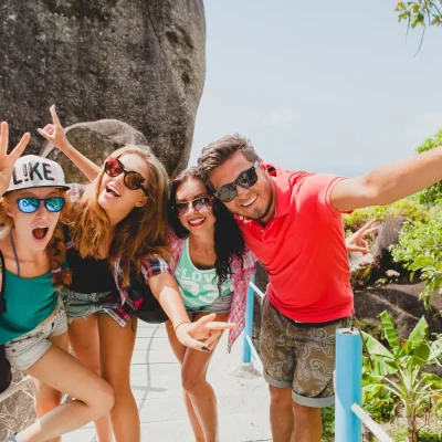 Grupo de amigos compartiendo una experiencia de aventura